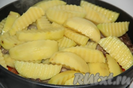 Тушёные бёдра с картошкой на сковороде