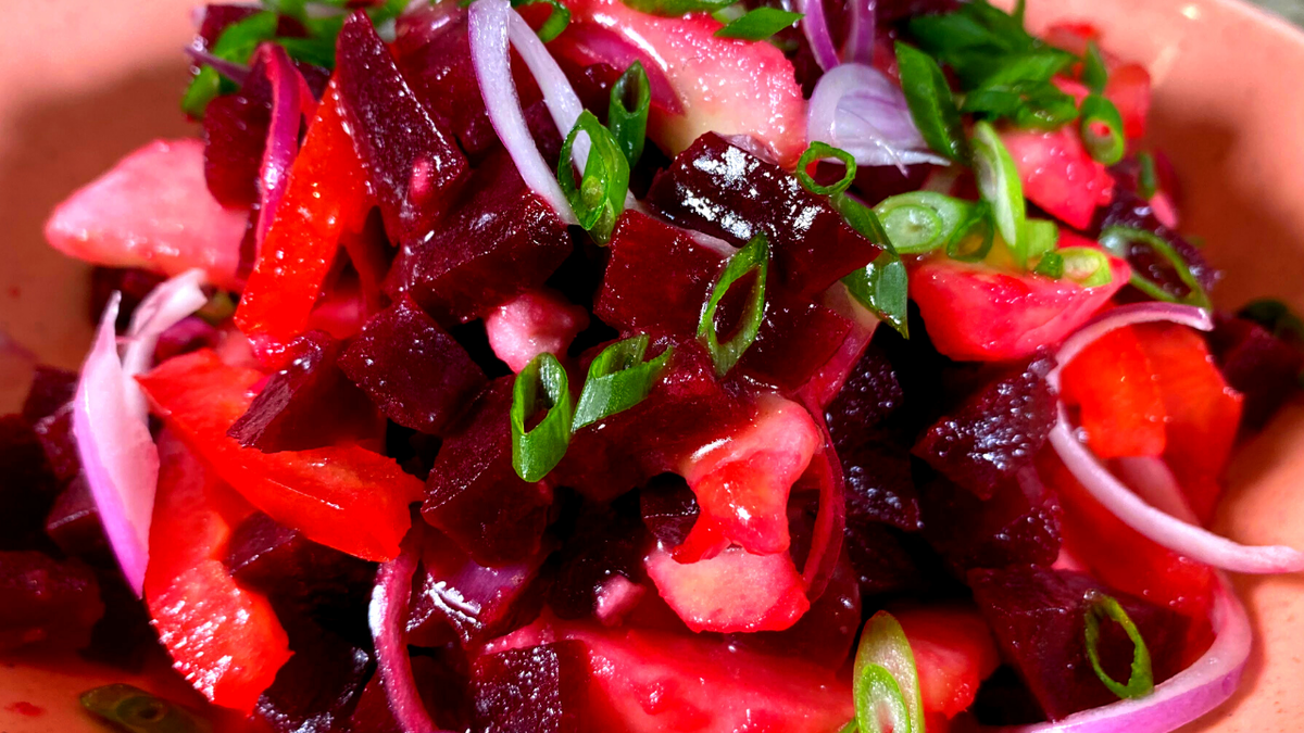 Очень полезный салат из свеклы без майонеза и соли | Пикабу