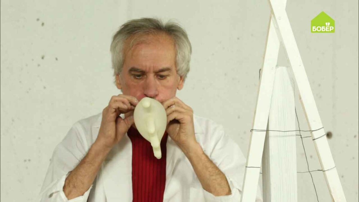 Надуйте перчатки. Чтобы ёлка получилась пышной, понадобится около 40 штук.