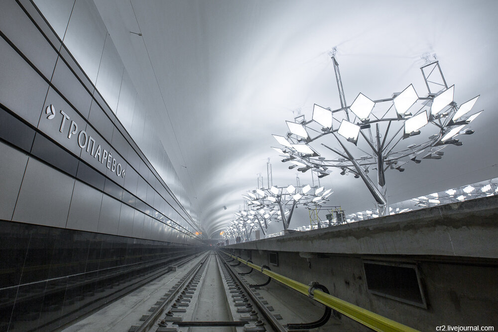 Метро тропарево выход