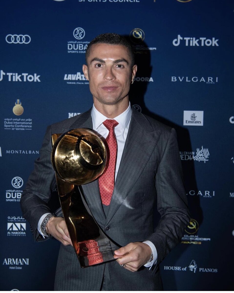 Криштиану Роналду с наградой "Игрок столетия" от  Globe Soccer Awards