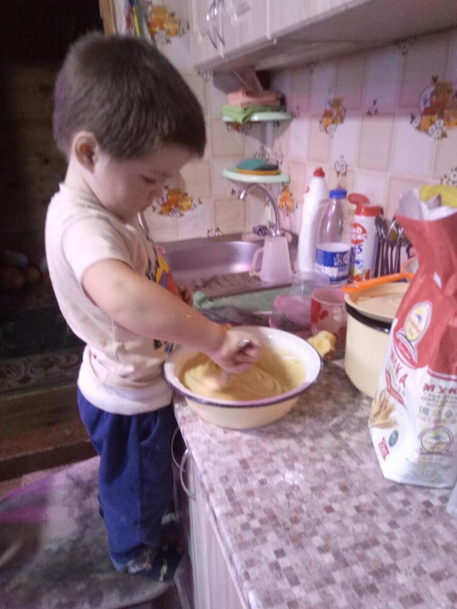 ЗАМЕШИВАЕТ ТЕСТО НА ПИРОГ