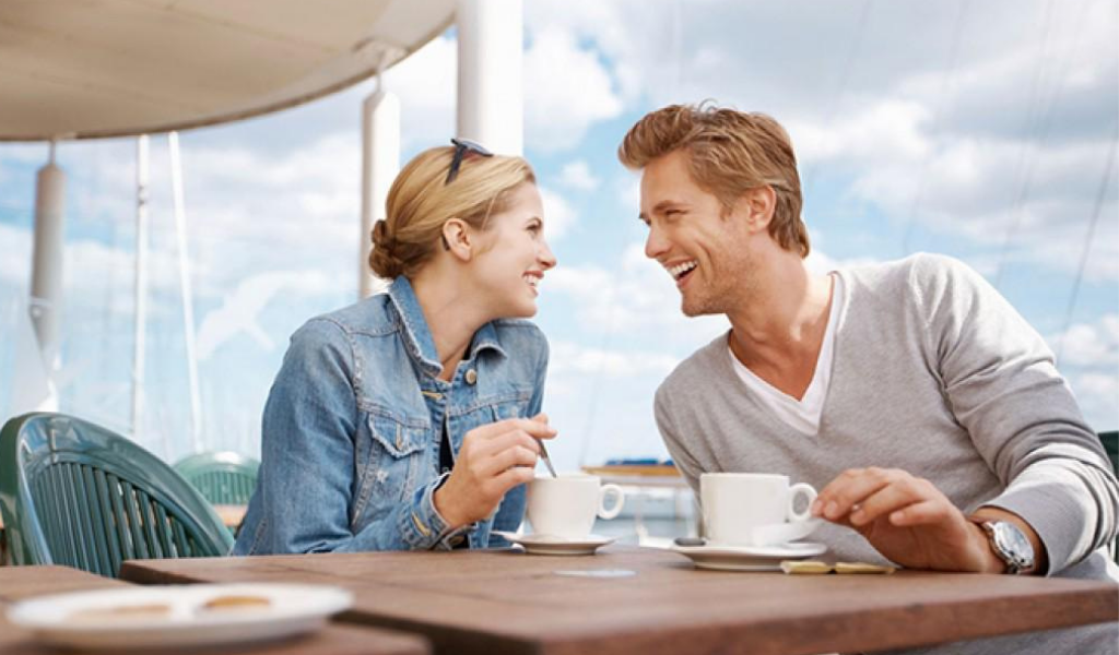 Светлана с Костей в кафе на набережной Ялты