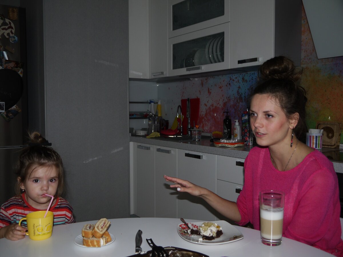 Ульяна со старшей дочкой, фото редакции 