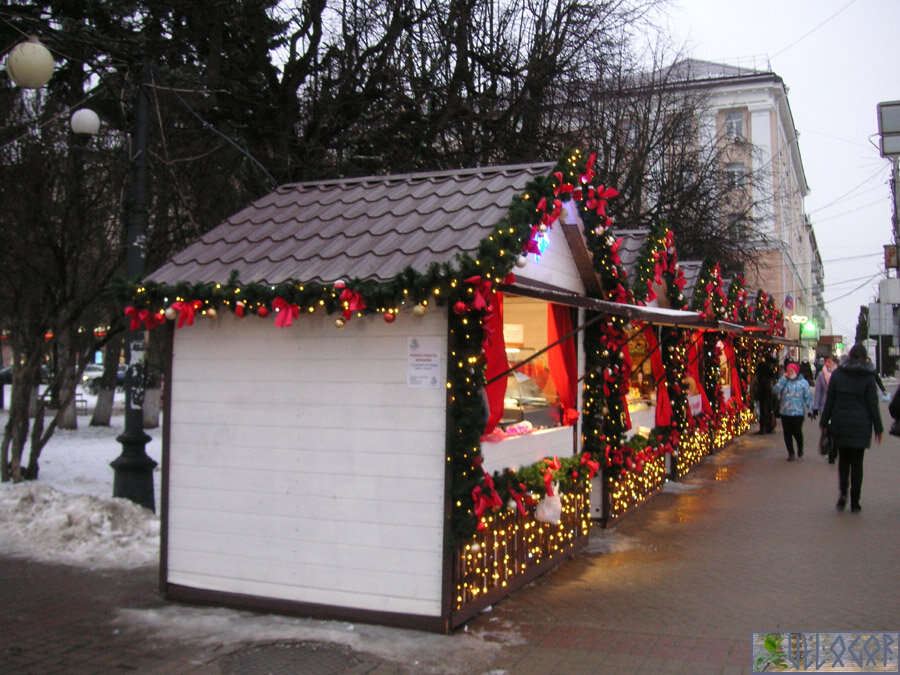 Иллюстрация к статье. Торговые ряды на ул. Кирова в новогодние праздники.