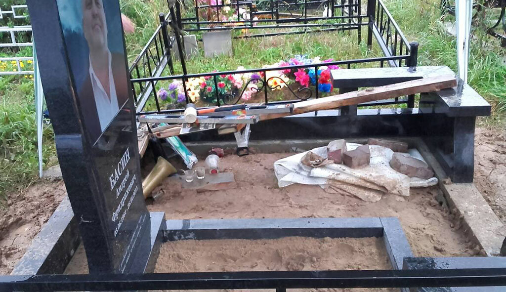 Монтаж памятника на могилу. Демонтаж памятника на кладбище. Старые могилы. Основание памятника. Установщик памятников на кладбище.