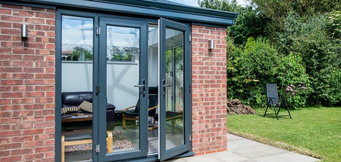 Входная алюминиевая дверь в загородном доме черного цвета. Картинку взяли с сервиса Яндекс картинки.