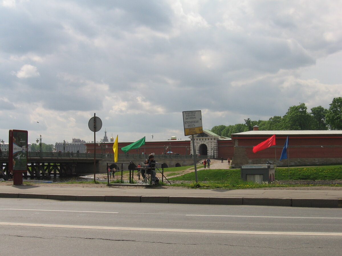 Вдали Иоанновские ворота.