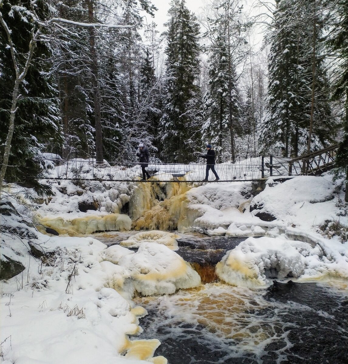 Обледеневший водопад смотрится эффектно.