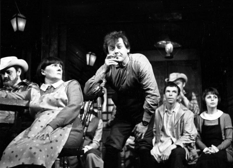 Сцена из спектакля "Баллада о невеселом кабачке" ( фото с сайта sovremennik.ru)