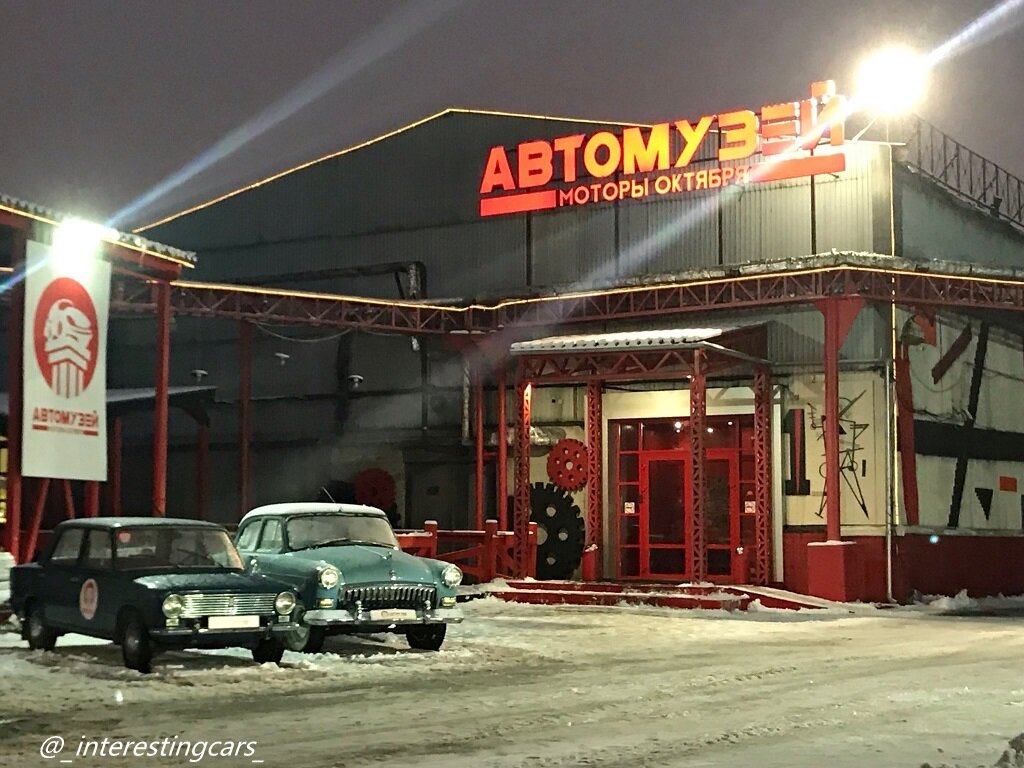 Главный вход в музей. Возле музея стоят автомобили на которых за дополнительную плату можно прокатиться. В прошлом году стоимость проезда была фиксированной и не зависела от количества пассажиров. А вот в этом году чем больше пассажиров, тем дороже будет 5-минутная поездка на автомобиле