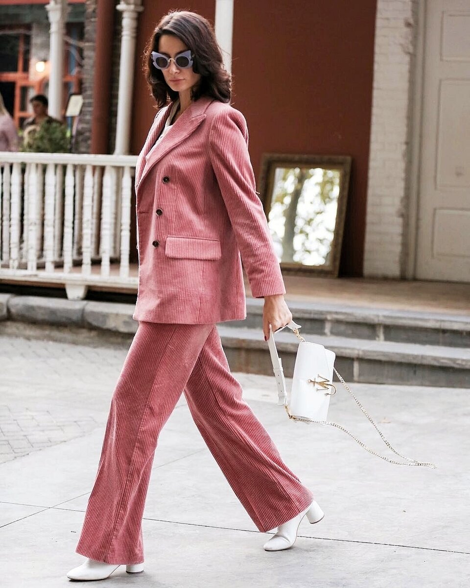 Брючные костюмы 2023 женские тренды. Boss 2021. Брючный костюм тренд 2023. Элегантный брючный костюм. Наряды беллы потемкиной 2021.