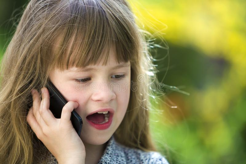 Телефон доча. Девочка разговаривает по телефону. Девочка говорит по телефону. Ребенок говорит по мобильному. Разговор по телефону для детей.