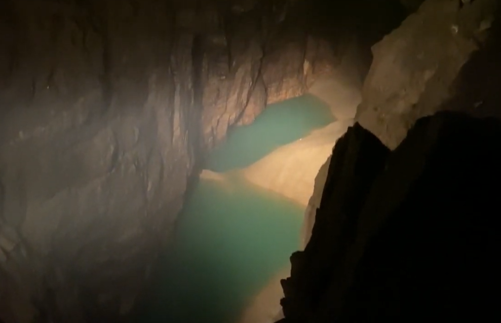 озеро внизу пещеры