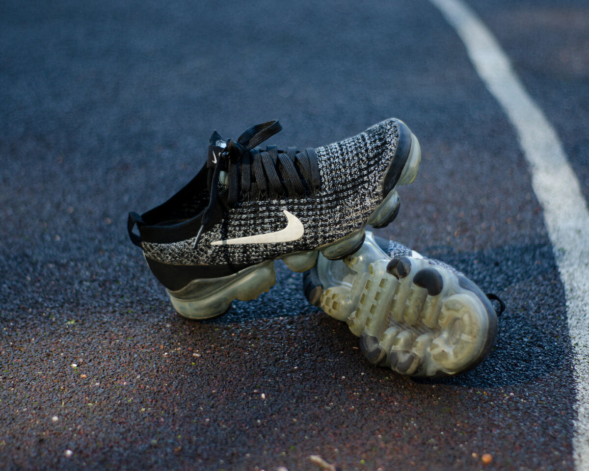 Nike air vapormax flyknit 2025 triple noir on feet