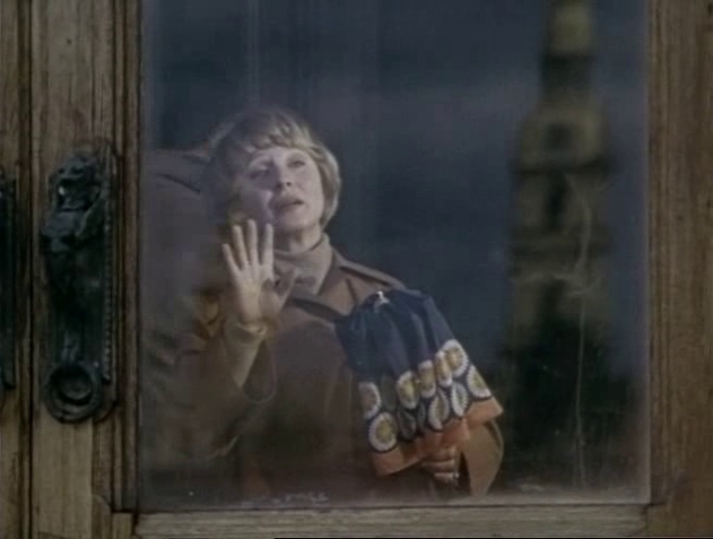 А женщину в окне Алла Покровская.