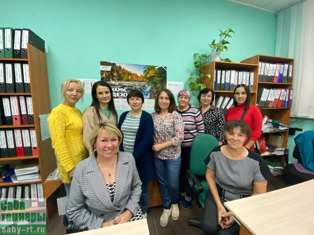 Гөлсу Закированы (сулда алдагы рәттә) хезмәттәшләре белән күрәсез