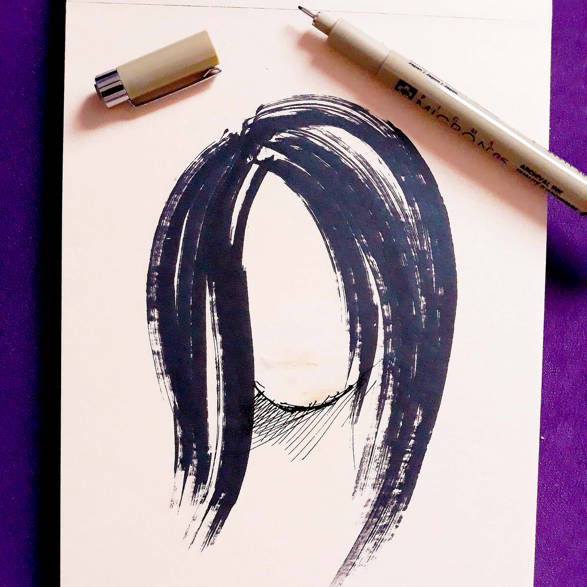 2. Моделируем овал лица и падающую тень на шее линером (0,5-1 мм)