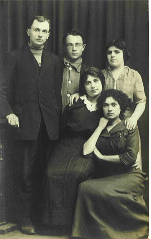 Фаня и Арон Барон с друзьями. Фото сделано в США между 1911 и 1917 годами.