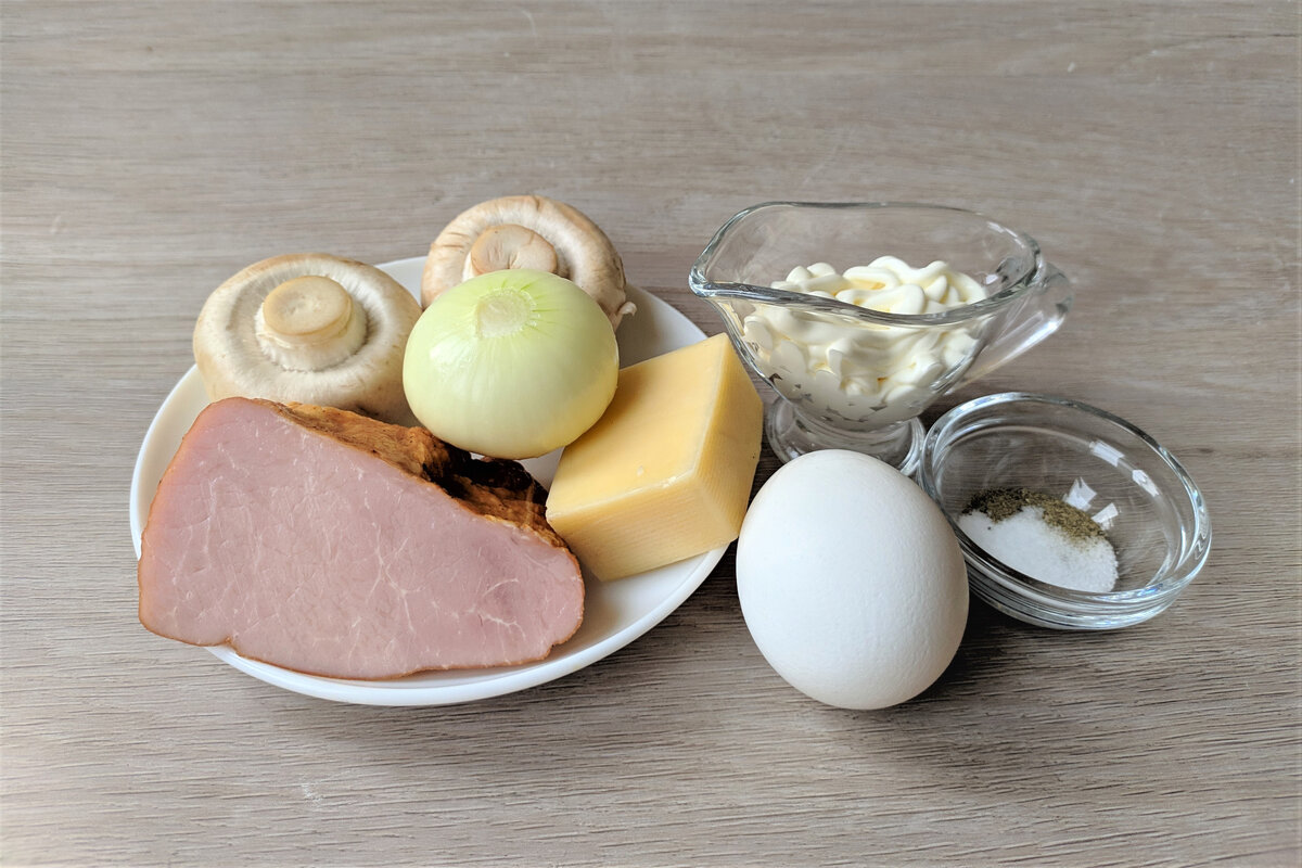 Ингредиенты для приготовления салата с ветчиной и грибами