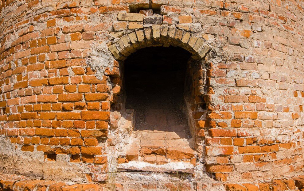 Из этих проемов выгребали известь 