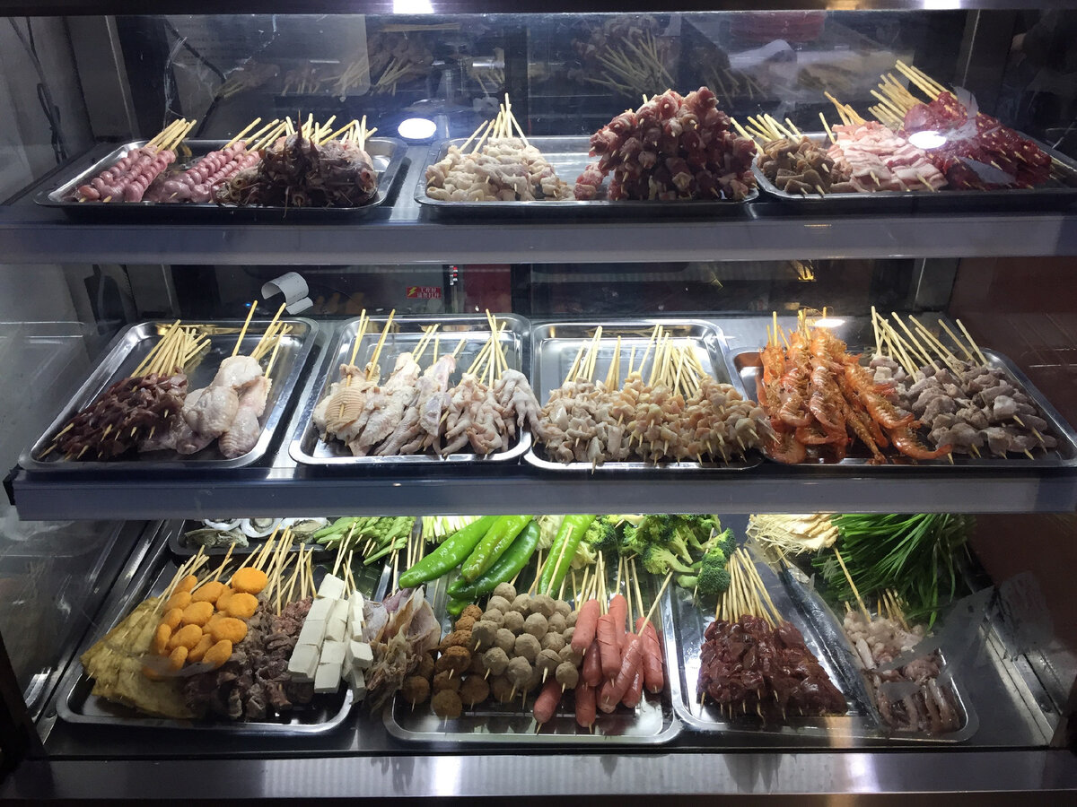 С виду выбор шпажек безобиден - но на деле тут представлено крысиное мясо, застывшая кровь свиньи и много чего еще отвратительного