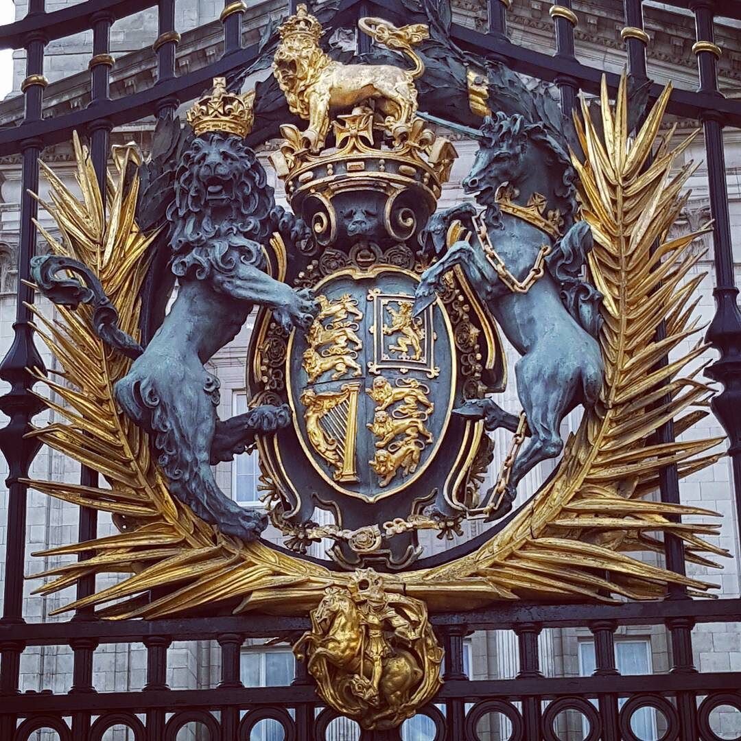 Французские надписи на гербе Британии