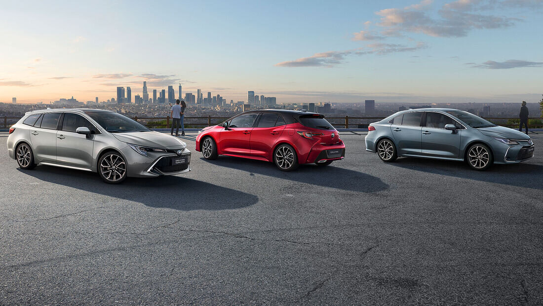 Toyota Corolla: нас касается только седан (крайний справа)