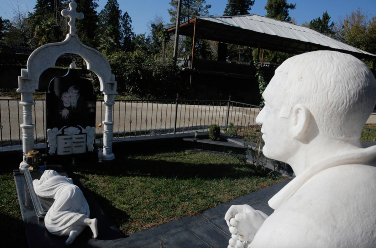 Фото установленного памятника. Вася бриллиант могила. Вася бриллиант памятник. Памятник вору в законе в Кутаисе. Тбилиси памятники ворам кладбище памятник ворам.