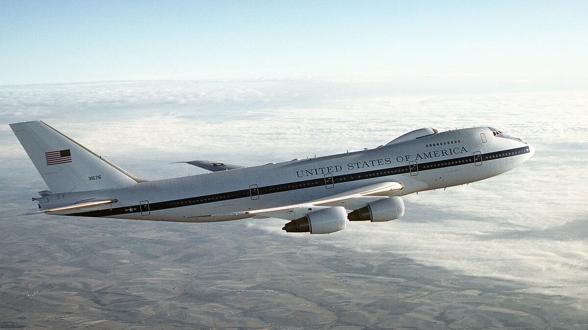 CC BY 2.0 / Expert Infantry / An air-to-air right side view of an E-4B Advanced Airborne Command Post (AABNCP) aircraft