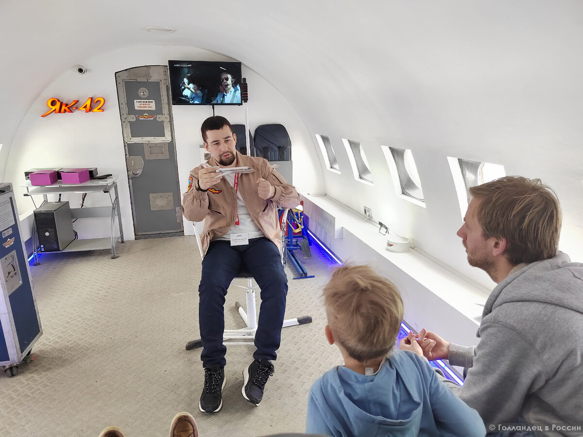 Никита рассказывает много интересного про простые вещи в самолётах, которые видел каждый пассажир, но не думал, зачем это. Фото: из личного архива