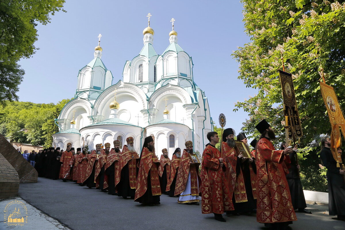 Что такое преполовение пятидесятницы в православии. Храм Преполовения Пятидесятницы. Преполовение Пятидесятницы. Пятидесятница. Преполовение Пятидесятницы что это за праздник.