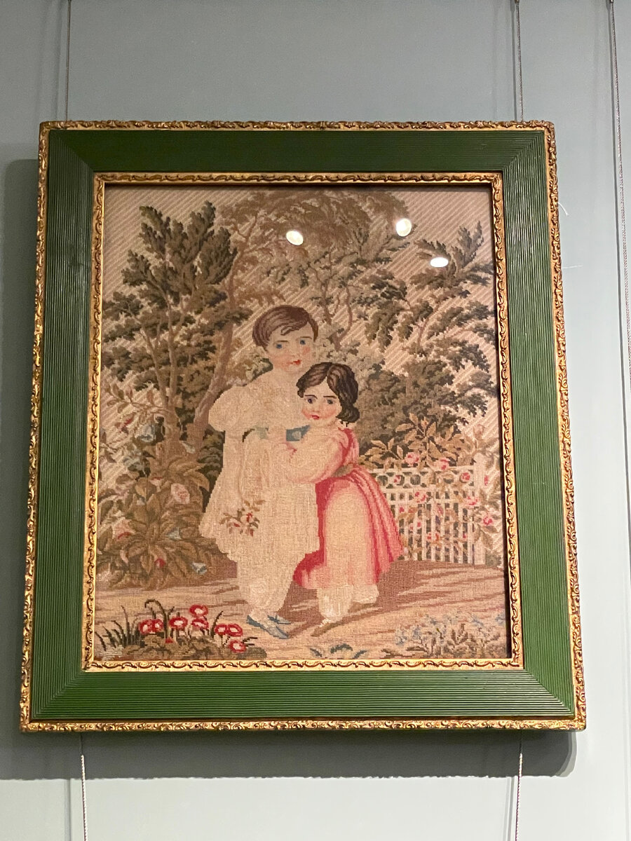 ДЕТИ В ПАРКЕ. Германия. Середина 19 века. Гобеленовый шов. Основа лён. Шерстяные нитки.