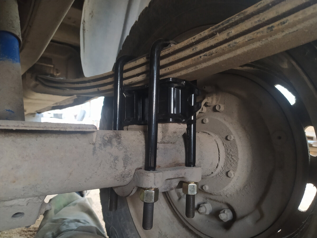 Устанавливаем проставки РИФ +60мм со смещением моста назад на 20мм 