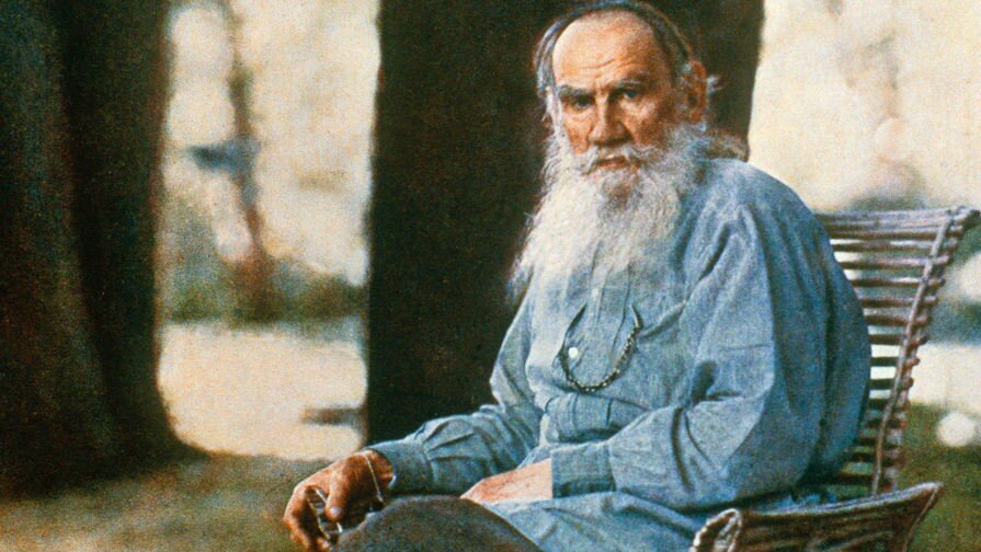 Л. Н. Толстой 1908 г.  Ясная Поляна. Единственный цветной фотопортрет, выполненный к юбилею писателя. Является первым цветным фотопортретом в России.
Выполнено фотографом С. Прокудиным-Горским.