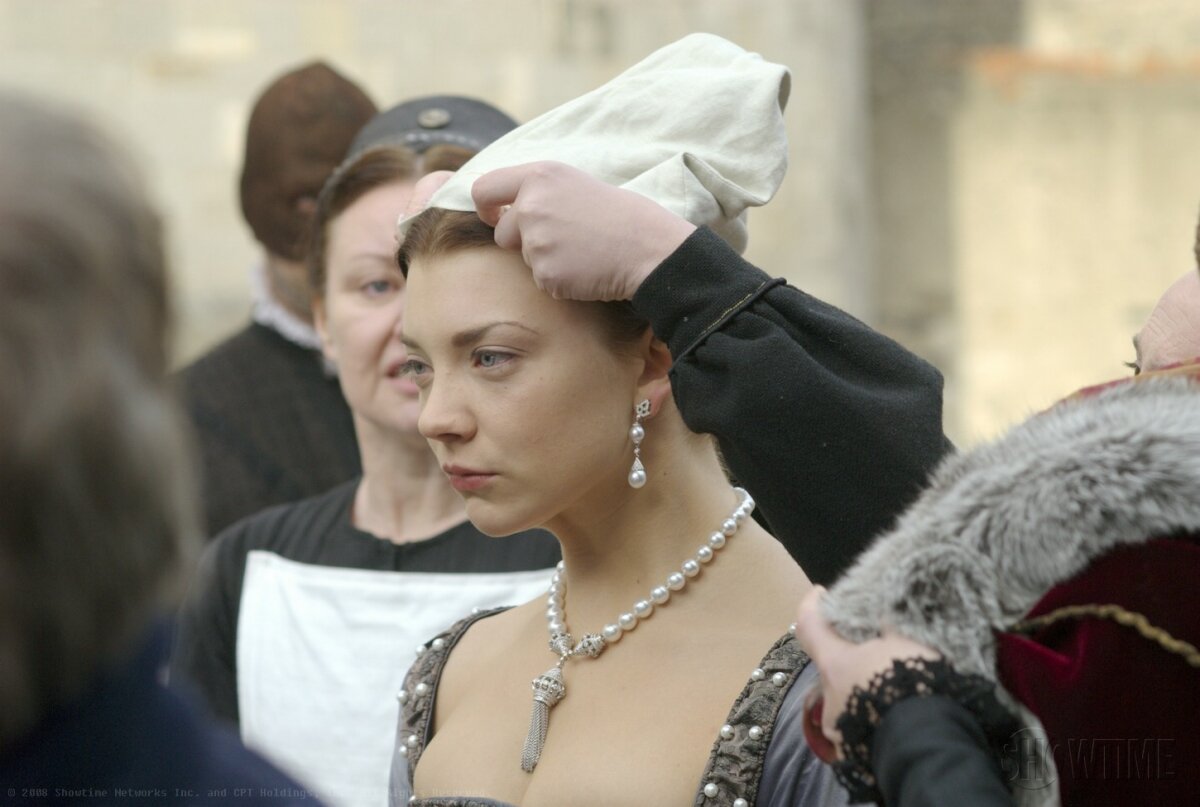 Натали Дормер (вы можете помнить ее по сериалу «Игра престолов») играет Анну Болейн