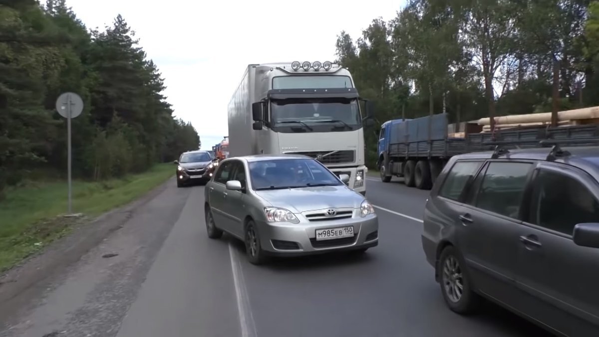 Обгон по обочине штраф. Обгон по обочине. Обгон пробки по обочине. Обочечники. Машина на обочине.