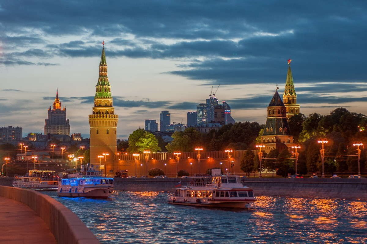 Хорошего вам летнего дня, друзья мои, и романтического вечера))) Сегодня среда, и лето постепенно ускользает, потому  не стоит  упускать возможность насладиться его теплом, тем более среда - это...