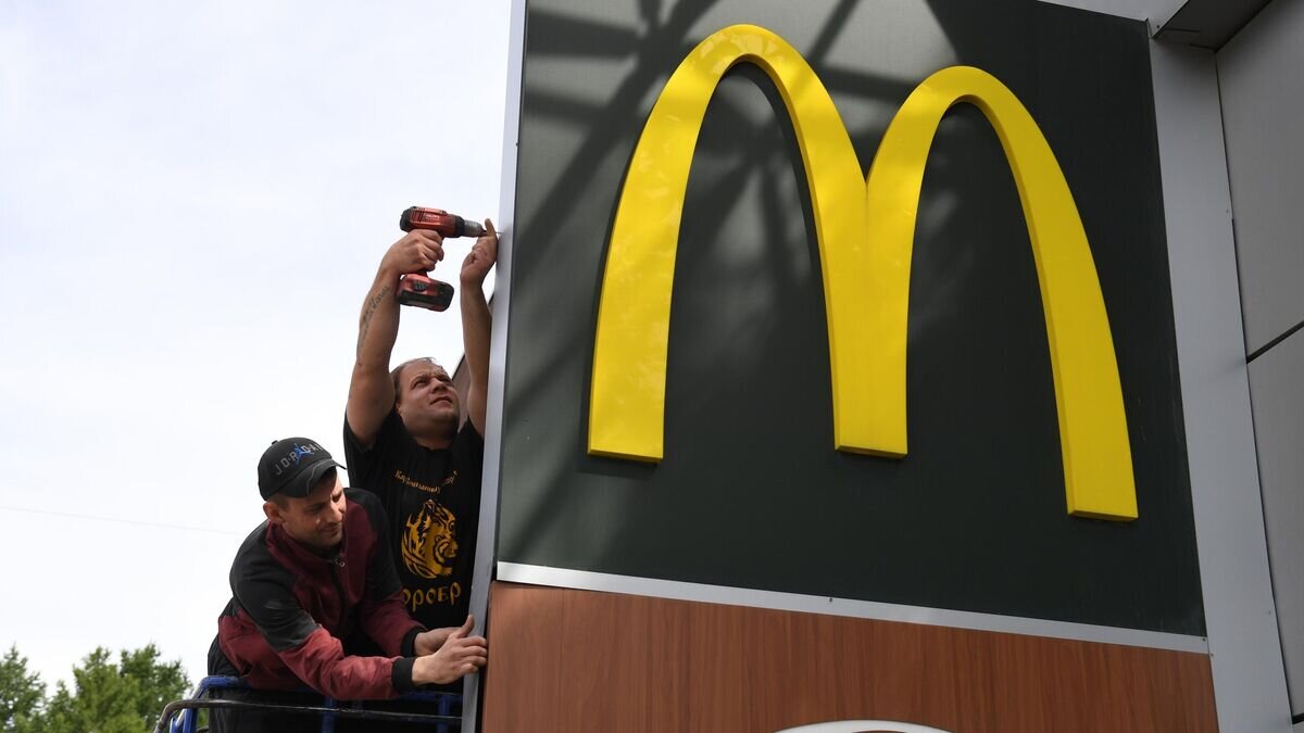    Демонтаж вывески ресторана быстрого питания McDonald's в Новосибирске© РИА Новости / Александр Кряжев