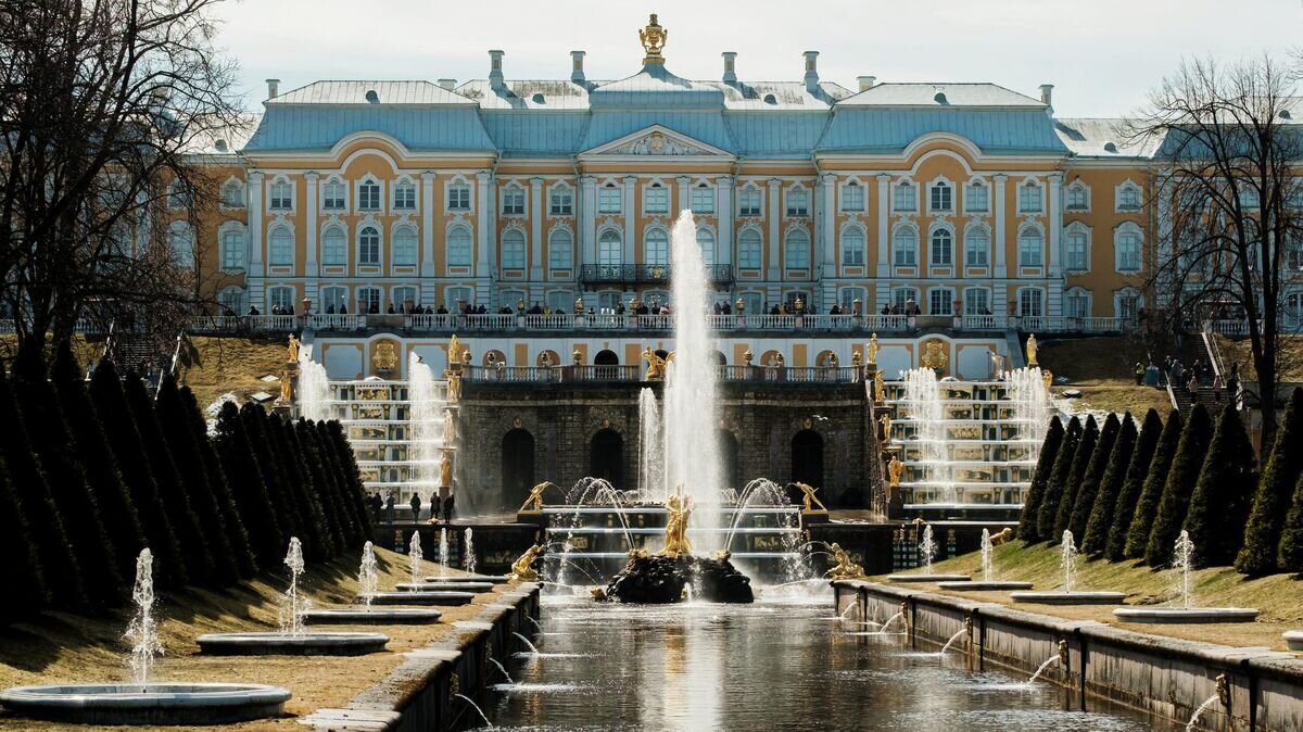    Фонтаны Большого каскада в Нижнем парке Государственного музея-заповедника "Петергоф"© РИА Новости / Нина Алексеева