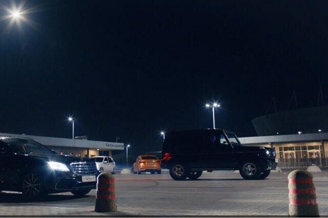    Герои фильма возле билетных касс «Ростов-Арены» — это любимое место тусовок молодежи на авто. Фото: Кадр из сериала