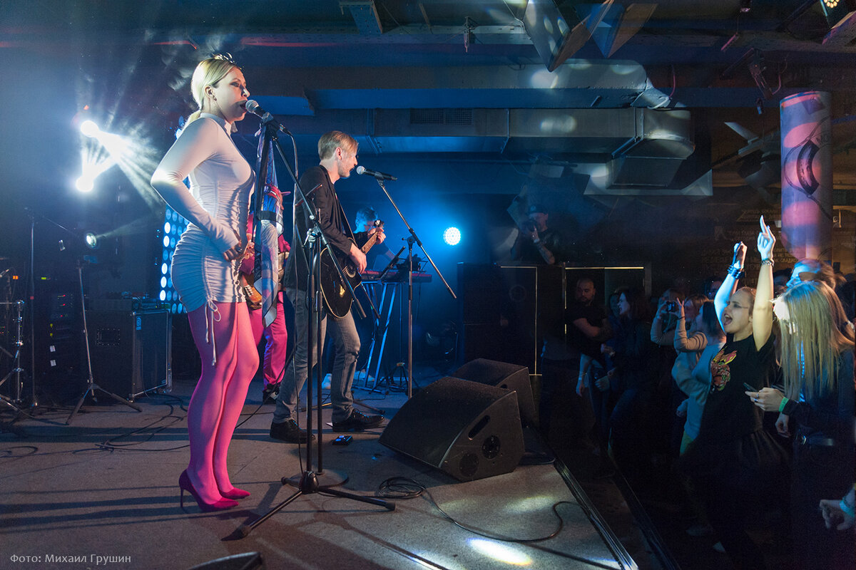 Карина Милицина в концерте группы "МТ Б/У" в "Мумий Тролль Music Bar" 02.02.2023