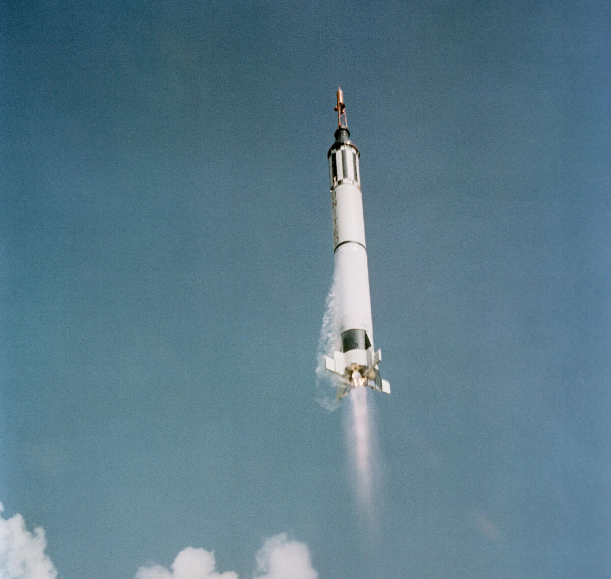 Корабль Redstone-Mercury, на котором Алан Шепард совершил первый в истории США суборбитальный космический полет 5 мая 1961 года. Система аварийного спасения располагается сверху, над капсулой пилота.