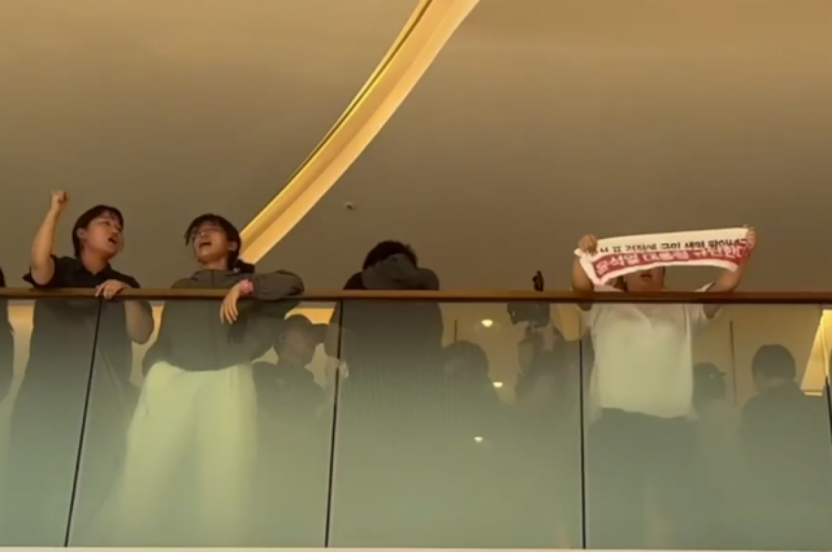    Протестующие против сброса воды с АЭС ворвались в посольство Японии в Сеуле