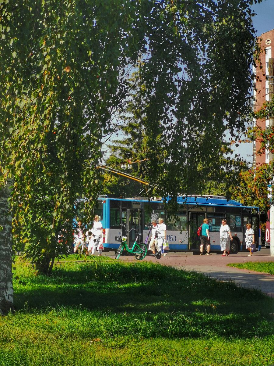 Троллейбус на Октябрьской улице. Фотография напомнила советские фотоальбомы о городах. Такое вот мне кажется здесь настроение. 