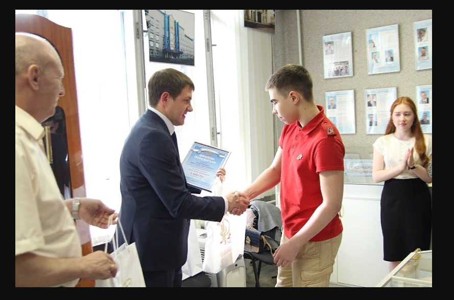 дмитрий минчаков награждает победителя скрин фото автора