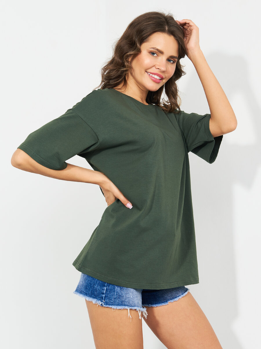 Сочетание фуболки цвета хаки с джинсовыми шортами