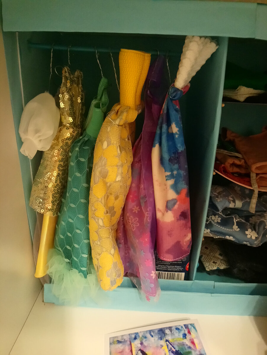 Сначала надо переодеться, а красивые платья убрать в шкаф. Что-то места уже маловато... 