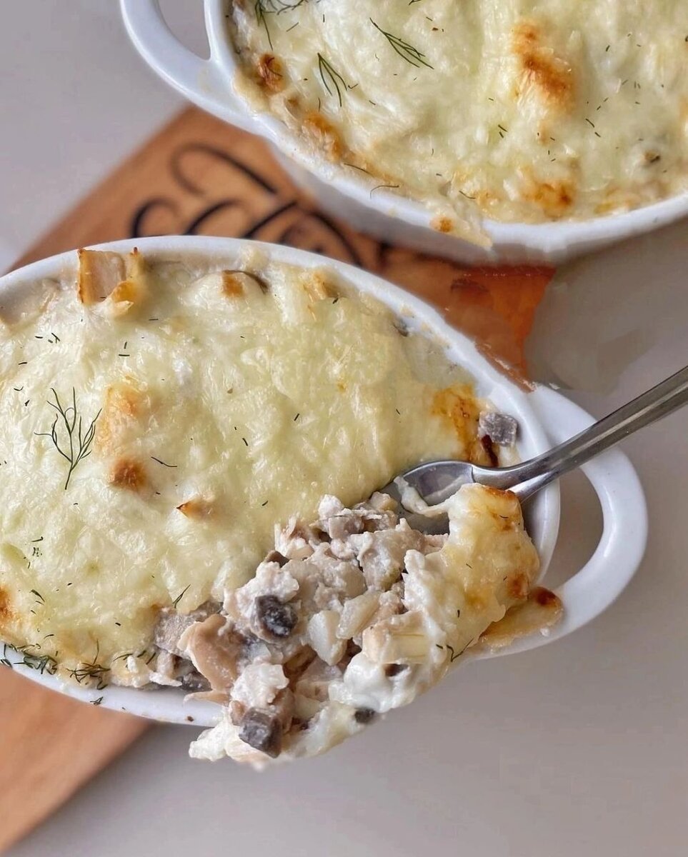 Ж У Л Ь Е Н 

Экспресс ужин! Получается невероятно сочно и тааак вкусно! 🍽 

На 1 порцию целых 40 гр. белка 🔥 

Обязательно сохраните рецепт, чтобы не потерять 🌸 

👩🏼‍🍳 Ингредиенты: 
▫ Куриная грудка (отварная) - 260 гр. 
▫ Шампиньоны свежие - 220 гр. 
▫Лук - 80 гр. 
▫Сметана 15% - 100 гр. 
▫Творожный сыр - 40 гр. 
▫ Легкий сыр - 60 гр. 
▫Чеснок - 3 зубчика 
▫Соль - по вкусу 

👩🏼‍🍳Готовим: 
▫Лук обжариваем на сухой сковороде около 1-2 минуты. 
▫Добавляем шампиньоны, перемешиваем и тушим ещё около 5-7 минут. 
▫Далее добавляем отварную куриную грудку, сметану, творожный сыр, чеснок и соль. Перемешиваем. 
▫Тушим ещё около 1-2 минут и выключаем огонь. 
▫Выкладываем в форму для выпечки (у меня 2 маленьких). 
▫ Сыр натираем на тёрке и посыпаем сверху. 
▫ Ставим в духовку при 200* на 10-15 минут до румяности. 

Получается оочень вкусно и сочно! Приятного аппетита 😍