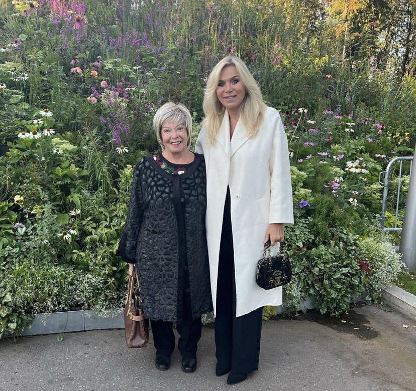 Загорелая блондинка на шпильках! Вдова Валентина Юдашкина впервые вышла на публику на показе дочери